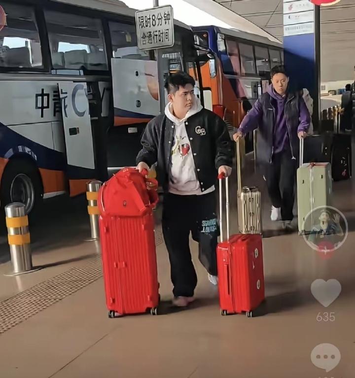 林诗栋穿搭越来越时髦了，白色连帽卫衣➕黑色外套，还是那个胖乎乎、可可爱爱的大男孩