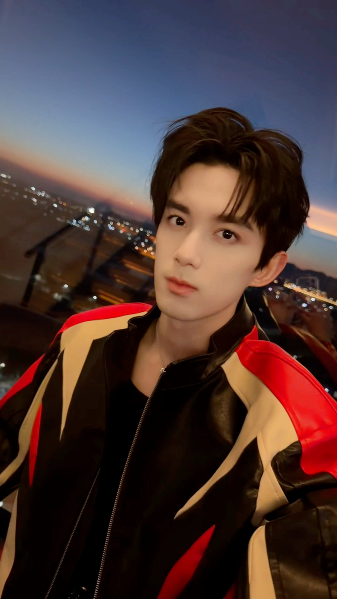 吴磊赛车服六宫格 吴磊赛车服六宫格，哇塞新鲜的照片啊，自拍有被狠狠帅到！吴磊赛车