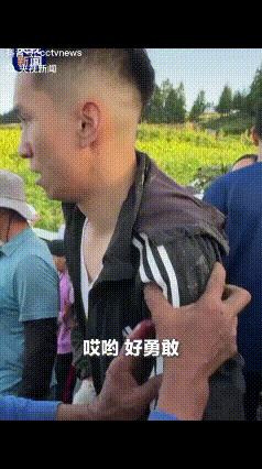 “00后新警火到央视了！”近日，云南威信，一个60多岁的老人在地里干活，脚下一滑