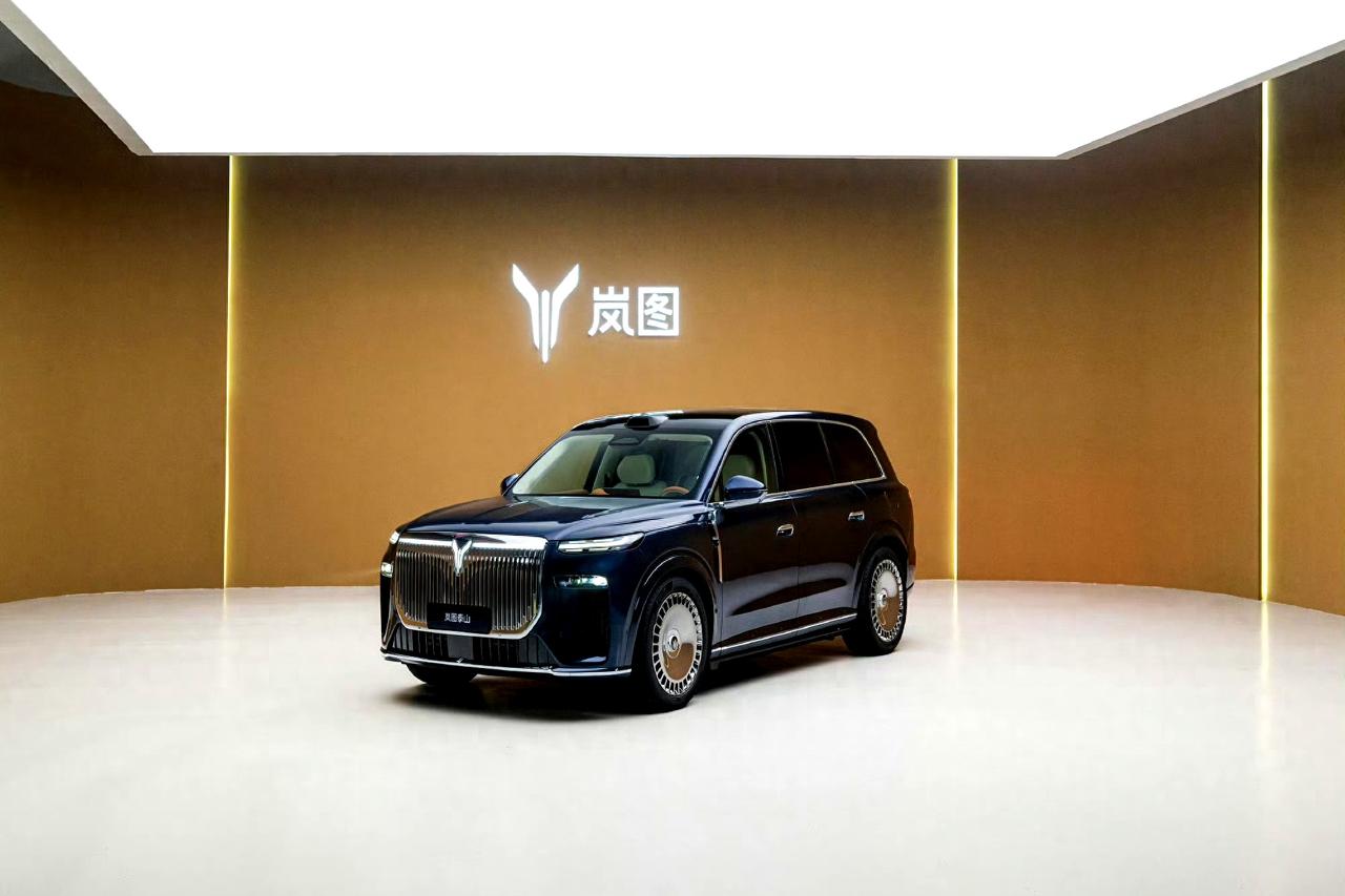 新时代旗舰大六座 SUV 岚图泰山重磅上市，以 “硬核科技 + 豪华舒适” 的全
