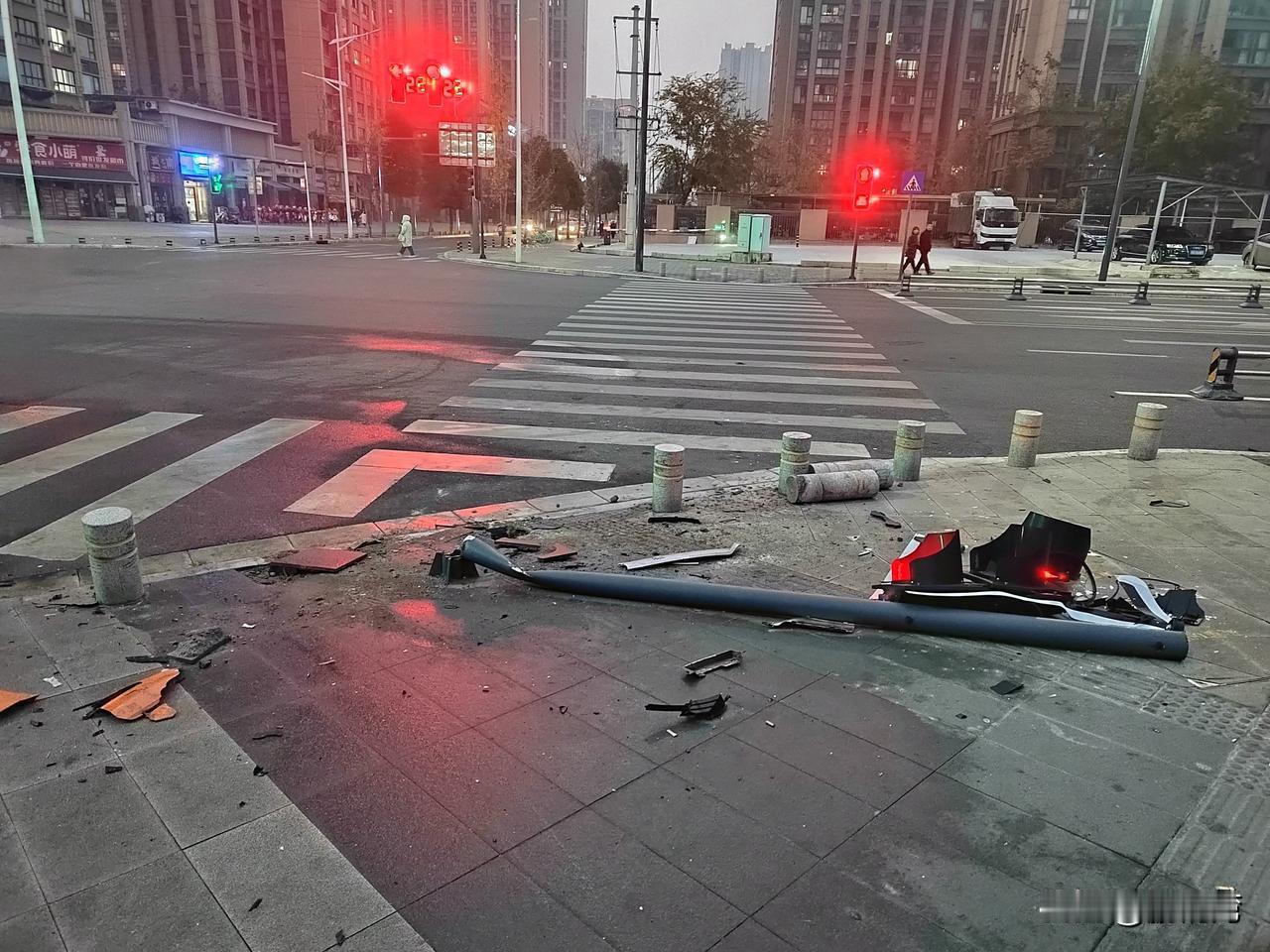 12月11日清晨，绵阳经开区，红塔街和虹桥西路十字路口，哪位二货大神司机把路灯干