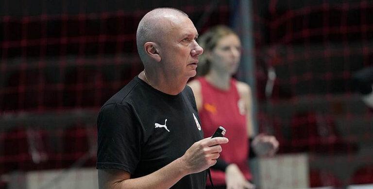 输球被骂关社交，赢球一句话没多说。
巴博里尼不是不会带球，是球迷的键盘比发球还快