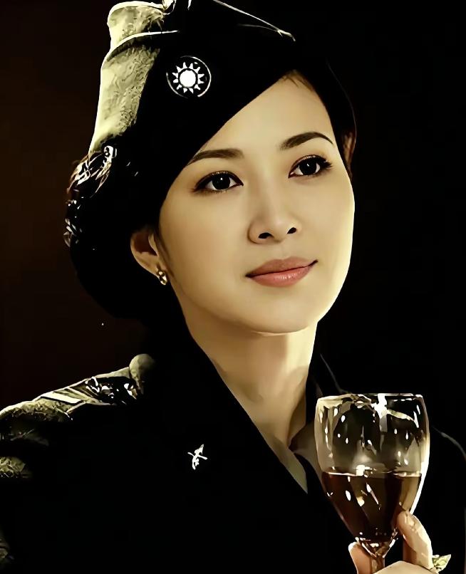 军统第一女特工向影心手段真绝！和日本军官跳舞时，这人不安分伸手碰她旗袍开衩，向影