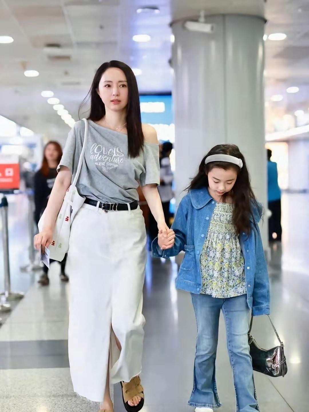 有一种冷是妈妈不冷，女儿冷！ 