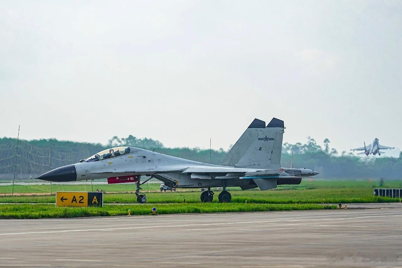 云端鏖战南部战区海军航空兵空战演练。老机也很有战斗力！PL10导弹是标配了，中距
