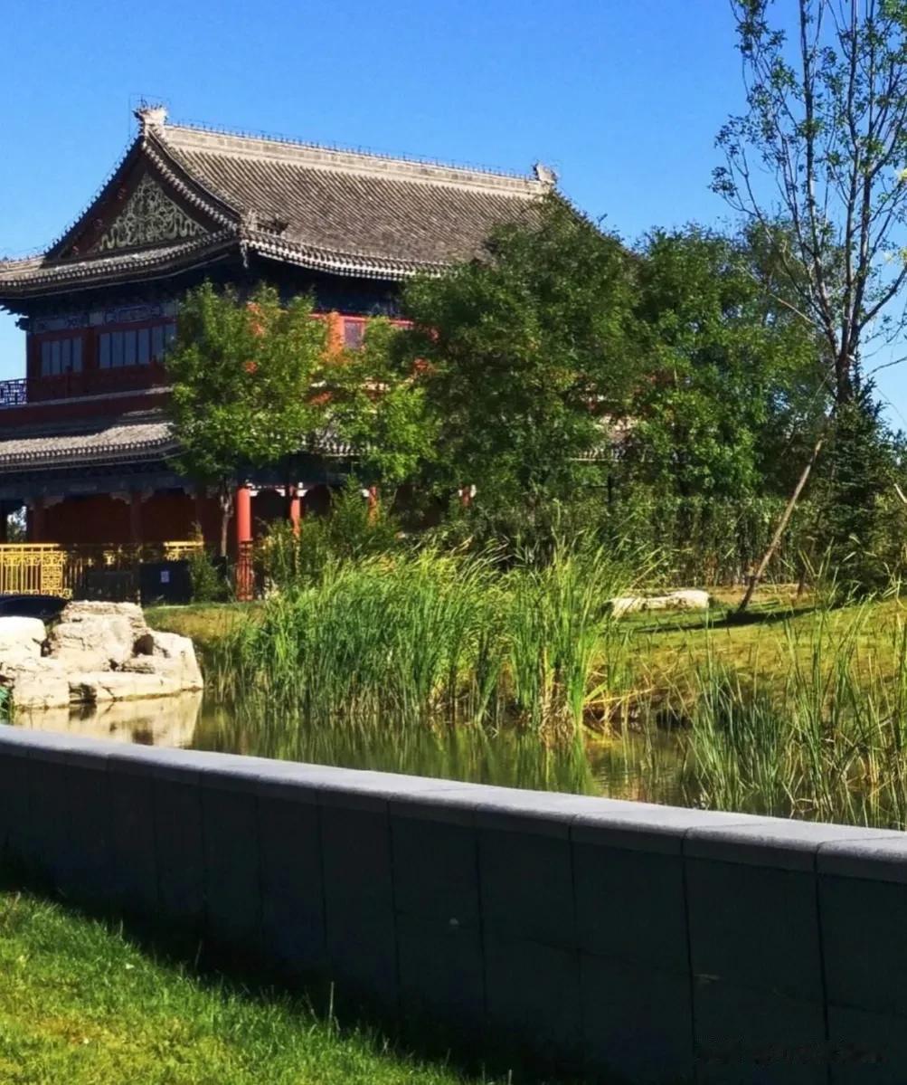  
京城小江南，西海子公园。
西海子公园位于京杭大运河北端西侧，占地面积210亩