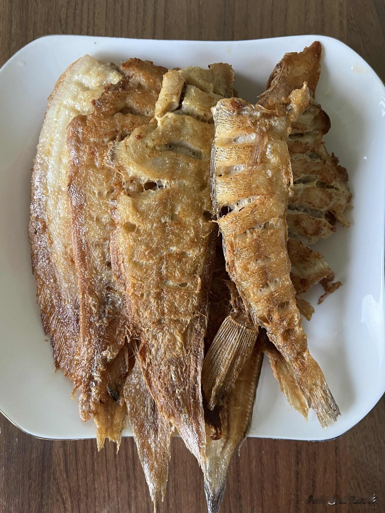 好友们晚上好！夏安吉祥，晚餐香香！今天的晚餐：
香煎塔嘛鱼
辣椒炒鸡蛋
红薯玉米