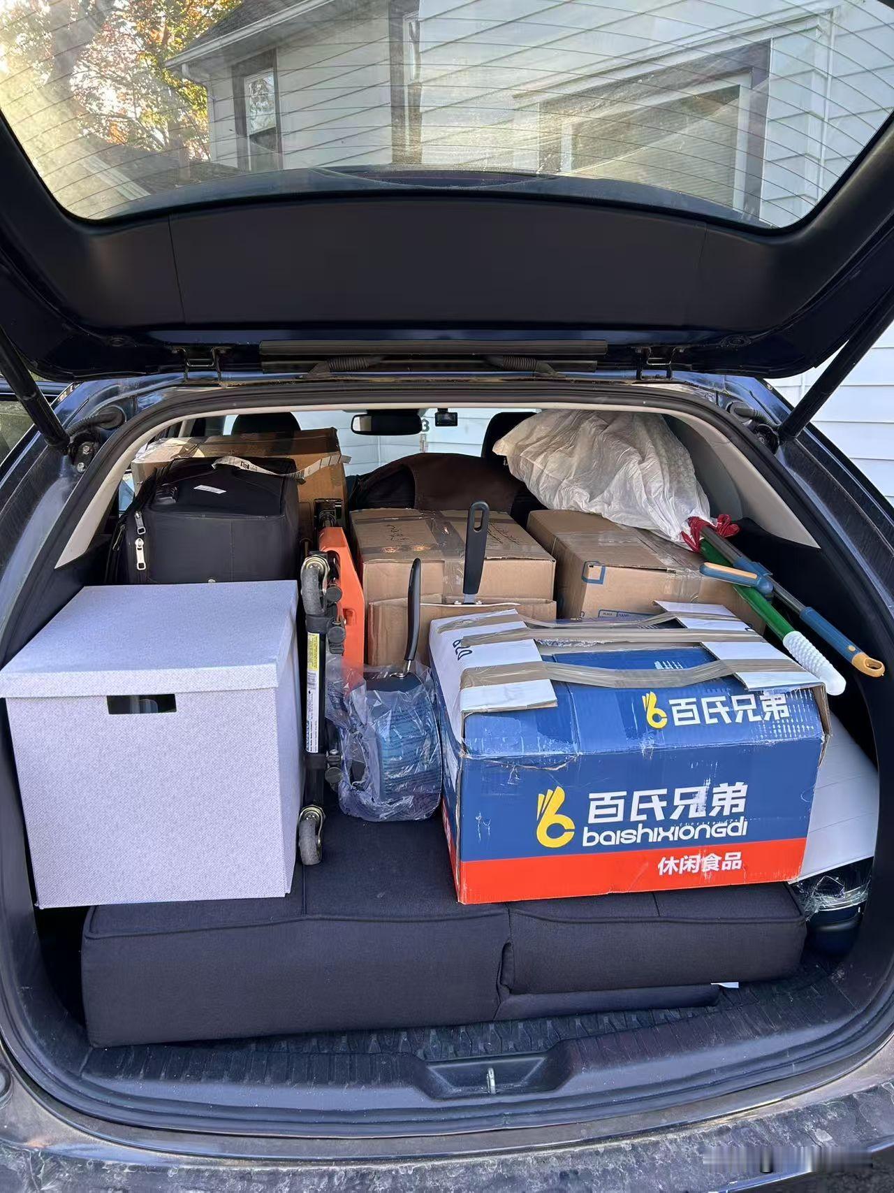 建立一个新据点

周六上午，大儿子和女朋友小文收拾行李，驱车去了往小文做博后的学