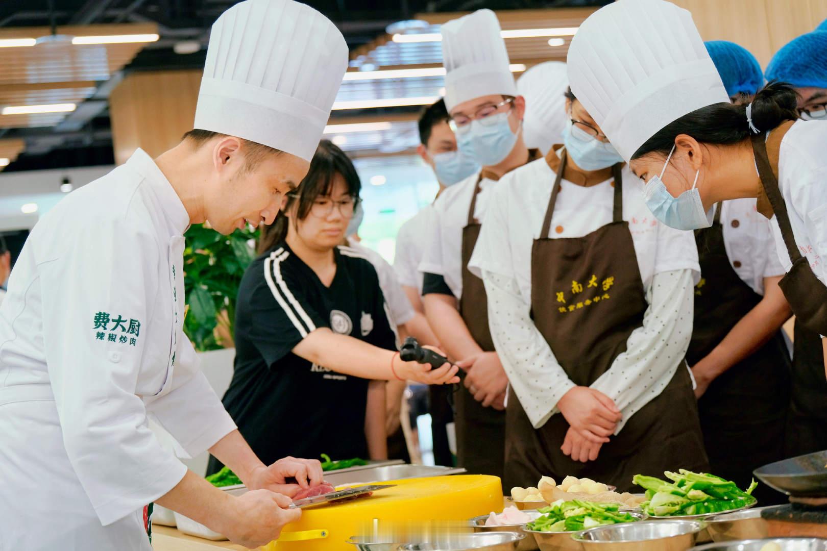 【长沙中南大学湘菜非遗技艺体验课】毕业打包一份湖湘味道离校，中南非遗辣椒炒肉体验
