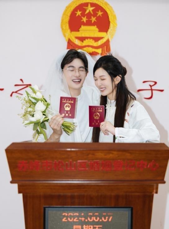 那顶摔碎的黄金凤冠，早就把这段婚姻的结局写好了
千万粉丝博主@我是张凯毅在202