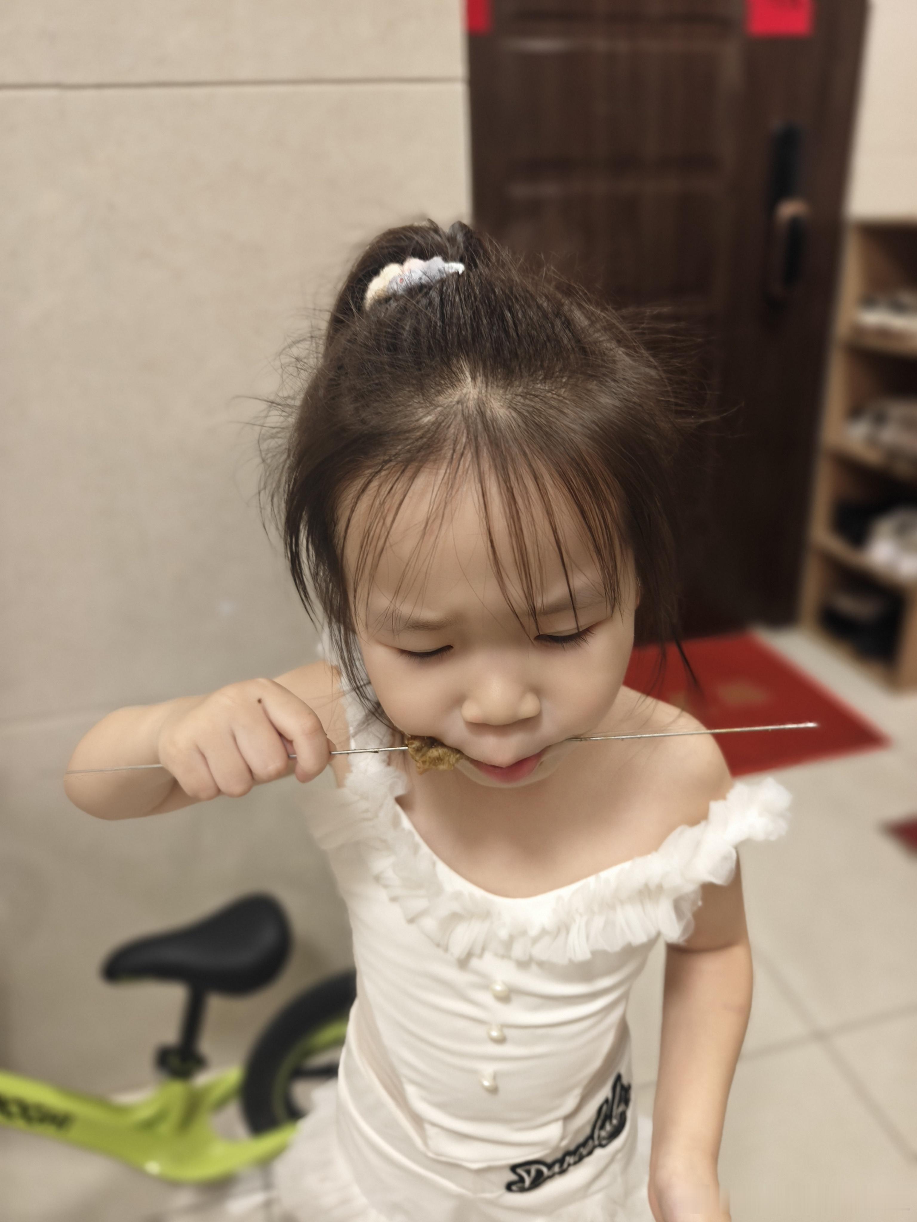 幼儿园小班时候还这不吃那不吃，看到肉就远离，中班快结束了，倒是每天离不开肉了..