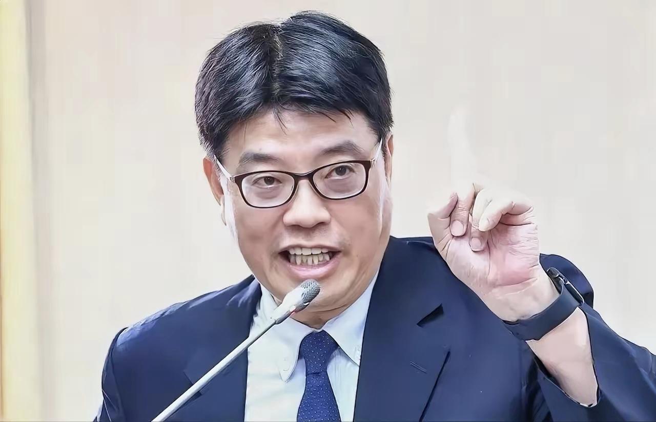 重庆警方刚对“台独”顽固分子沈伯洋立案，台陆委会邱垂正立马跳出来叫板，说大陆管不