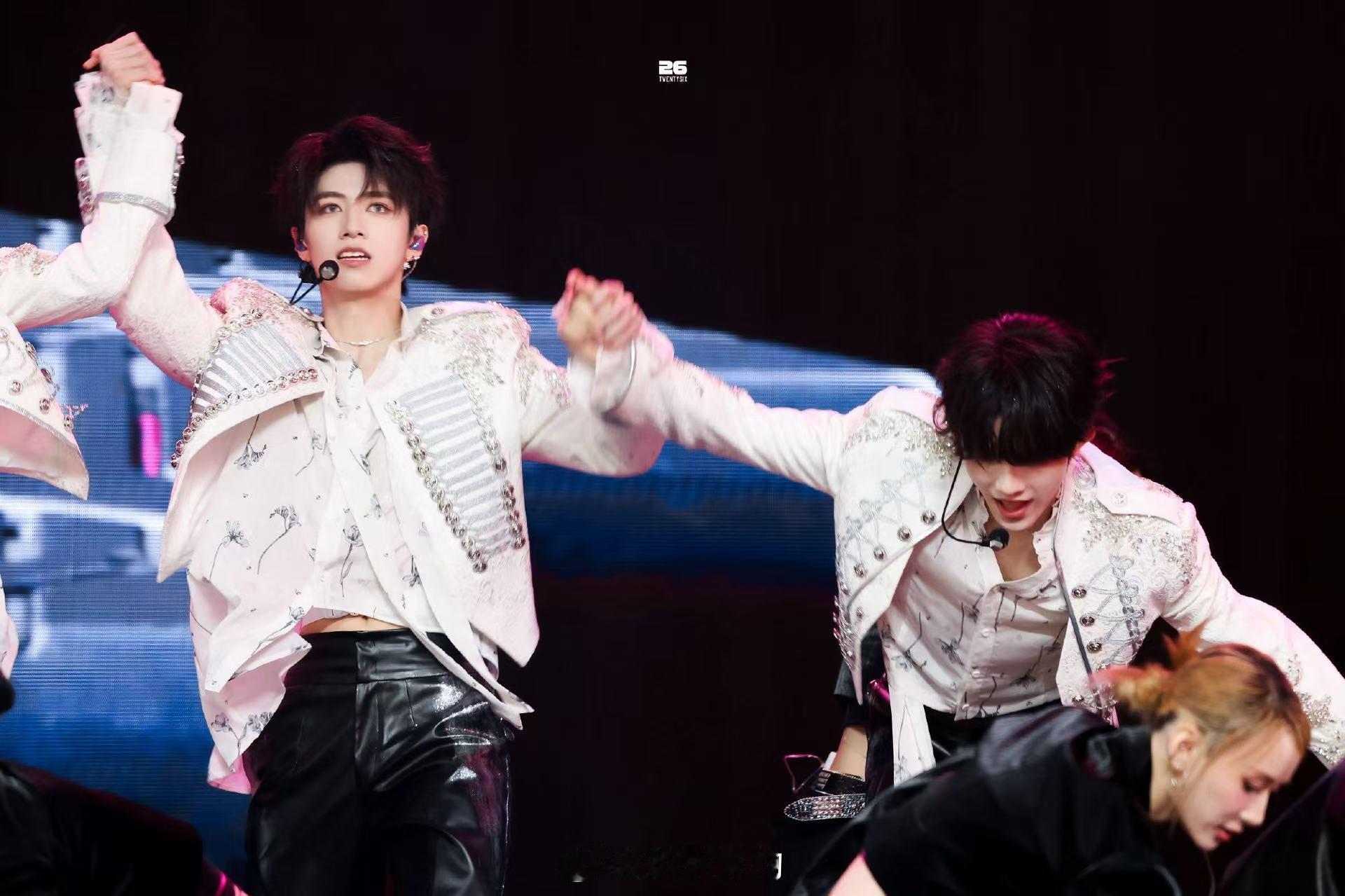 朱志鑫苏新皓偶像剧式吵架朱志鑫苏新皓空气壁咚 本来以为是真的在吵架，结果看着看着