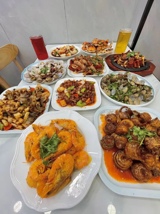 逛完五四广场，被这家海鲜啤酒屋勾住脚🥳