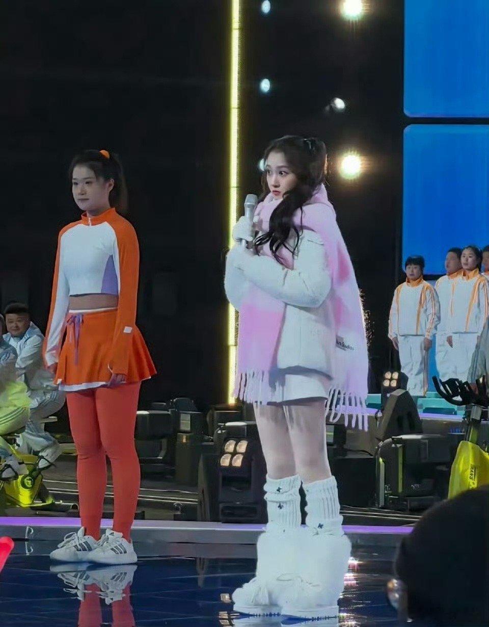 央视跨年冬装穿搭太暖心央视跨年冬装藏着人文关怀央视跨年冬装太暖心啦 