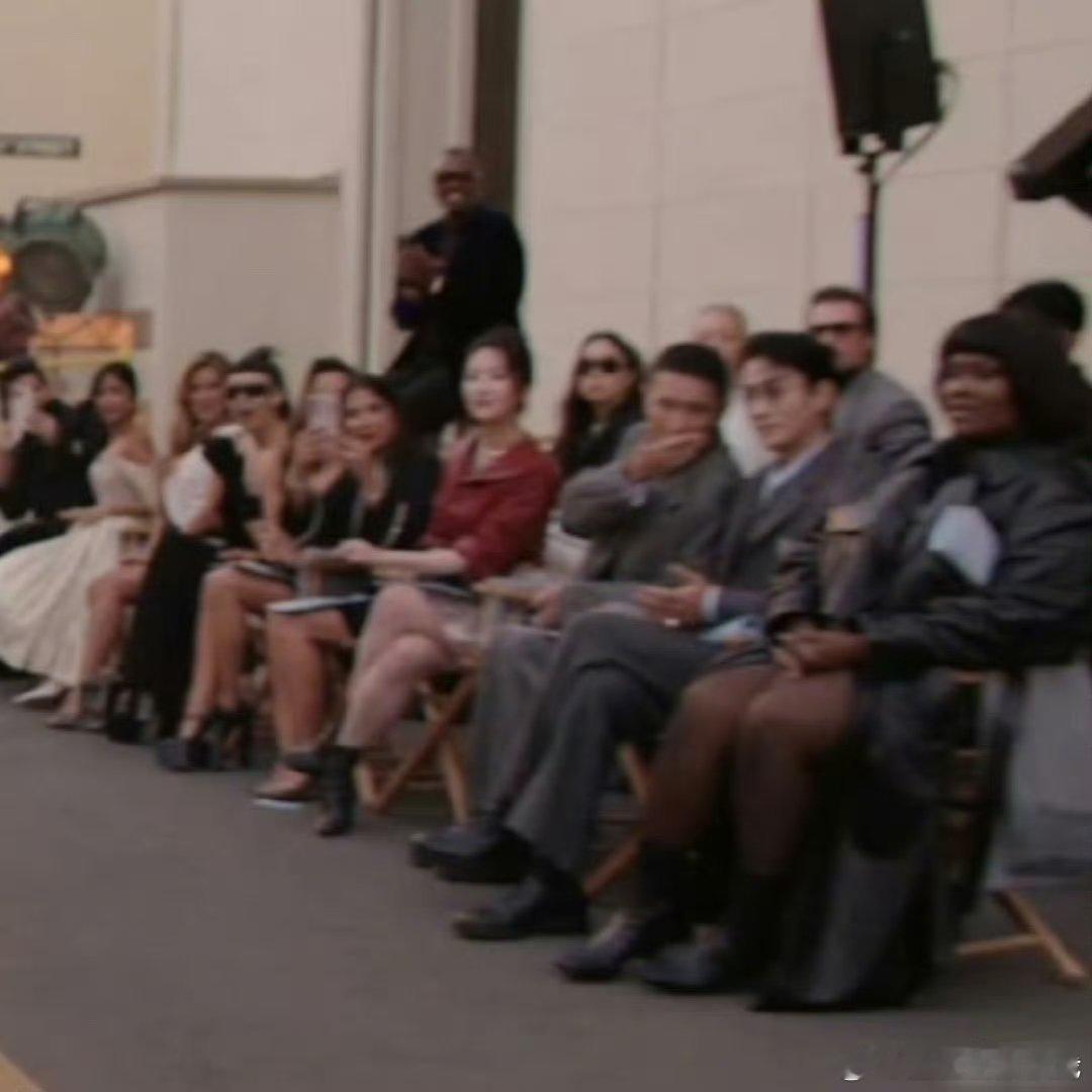 刘冲又对自己好了，，左手朱一龙右手刘亦菲[流鼻血]爽死了吧刘冲刘冲左手朱一龙右手