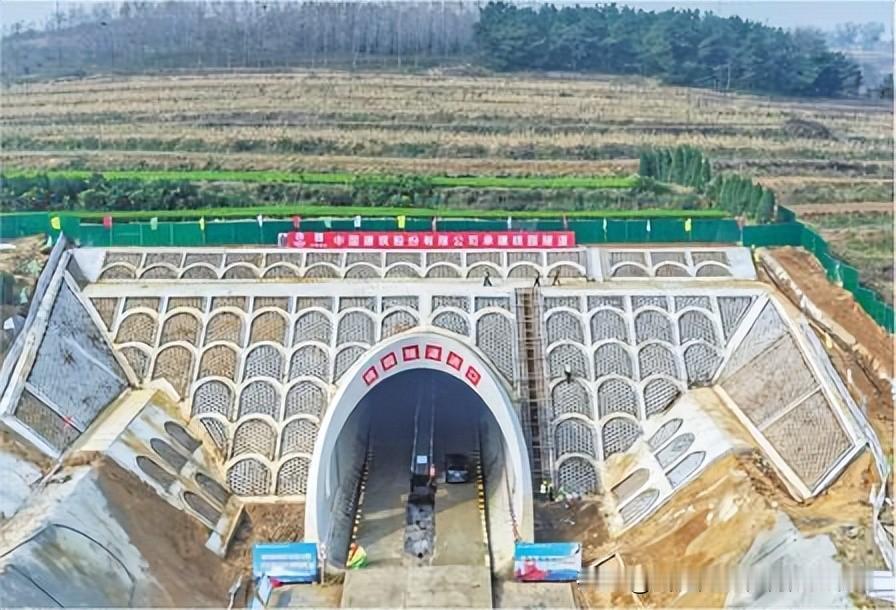 青五连接线硬核施工难点曝光！浅埋软岩 + 紧贴运营铁路，堪称地下精细手术
潍宿高