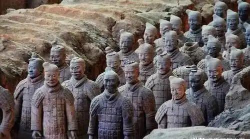 秦始皇陵修建于两千多年前，关中地区是地震多发带，大小地震上千次，甚至包括八级以上