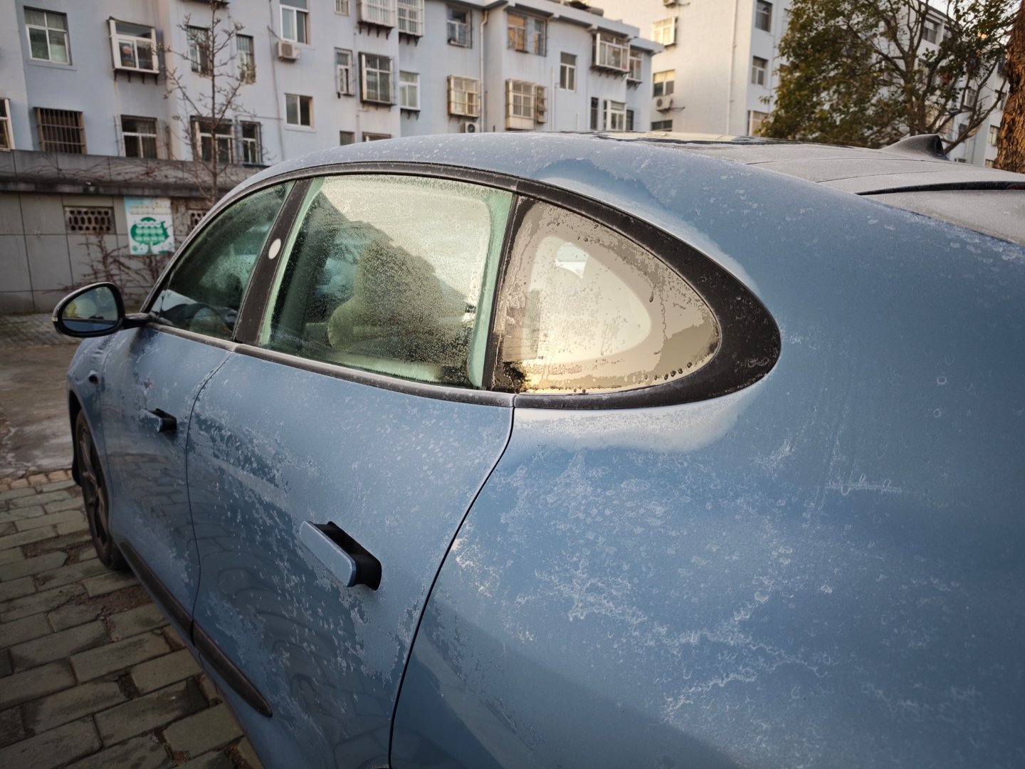 昨晚车停河边附近，湿气太重，全车表面一层冰，摄像头遮盖全了，开了六七公里智驾才恢