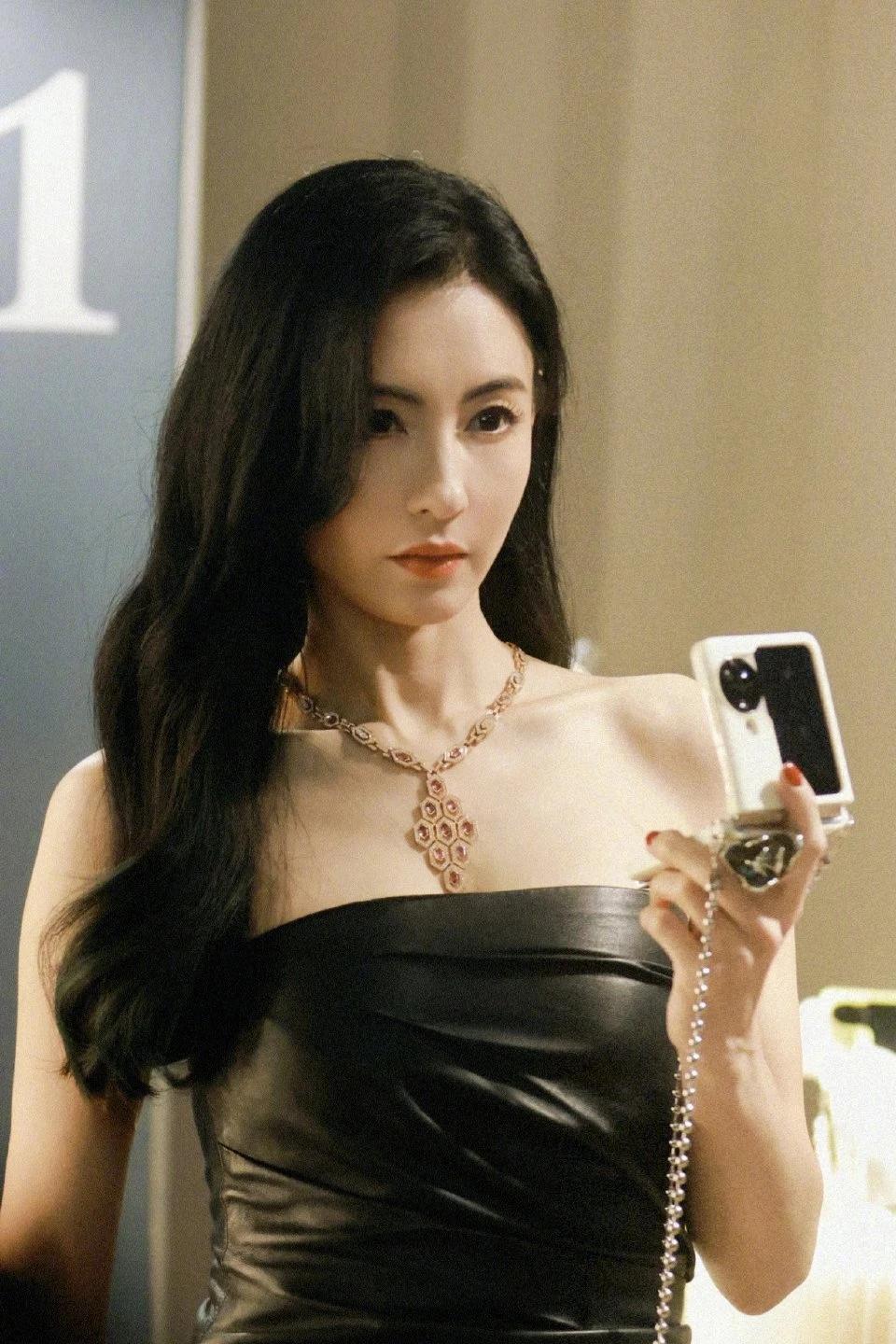 九明！
张柏芝真的有种月经规律的美，
这么多年过去一点没变，
还是那么清纯唯美！