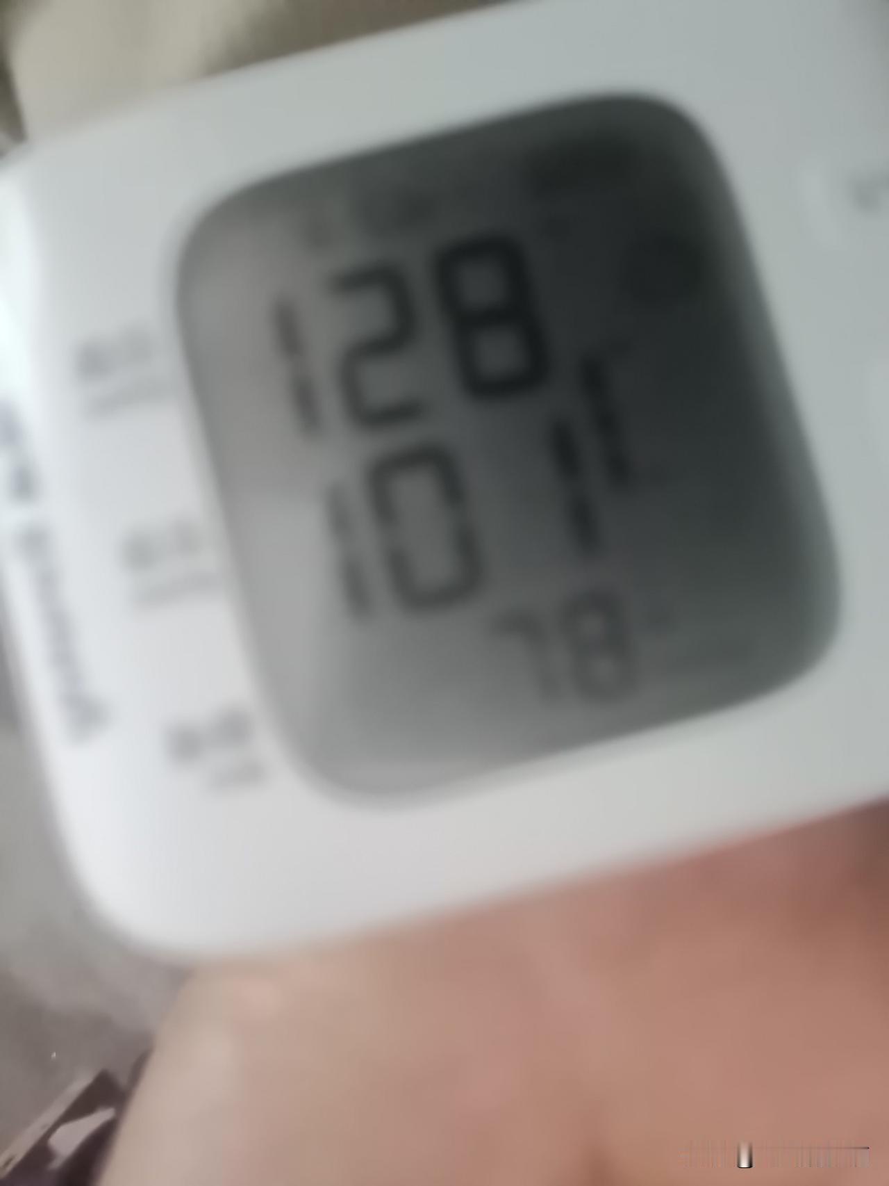 早晨量了下血压吓了一跳，到现在心还在颤呢，左手和右手区别这么大，这数字是血压有毛