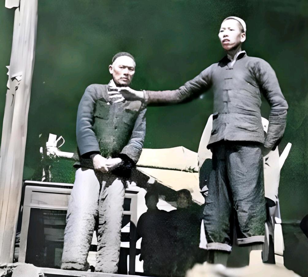 1947年，一个地主，半夜摸进柴房，对着一个被捆着的地下党，不说废话，匕首“噌”