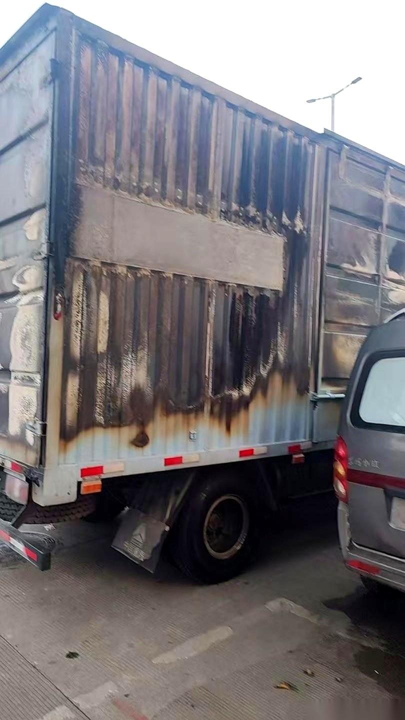 一百多万，就这么堆在地上，成了一坨分不清你我的黑炭。
我那老乡，人就蹲在旁边，一