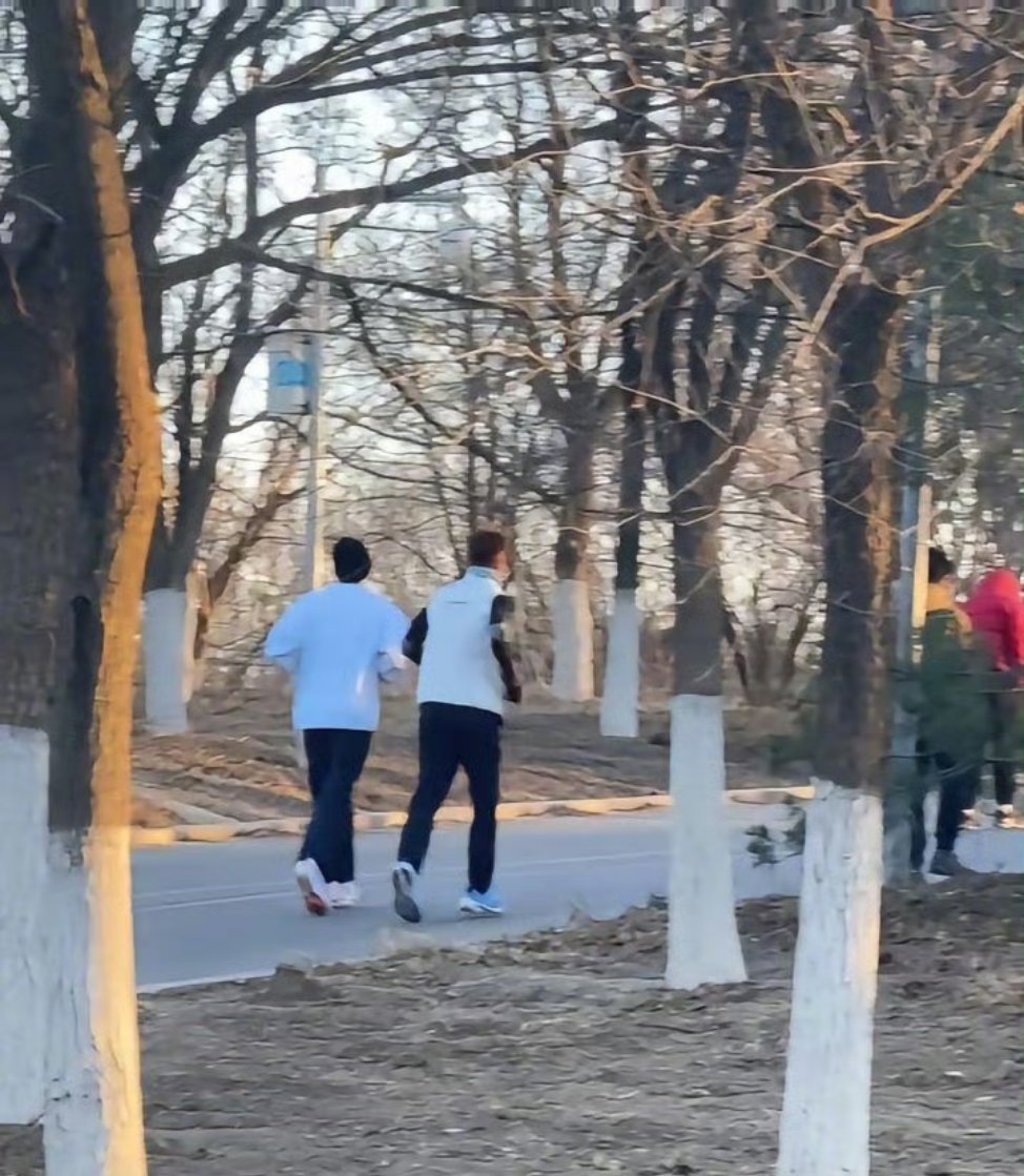 偶遇王俊凯公园锻炼 北京偶遇王俊凯跑步，热爱锻炼阳光向上的小凯[抱一抱] 