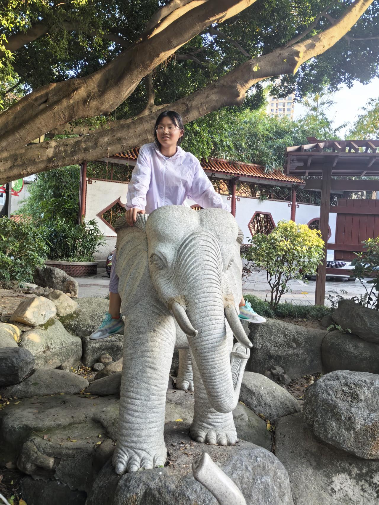 工资决定人的外表： 

1.月薪2000——只刷牙，出门
2.月薪2500——刷