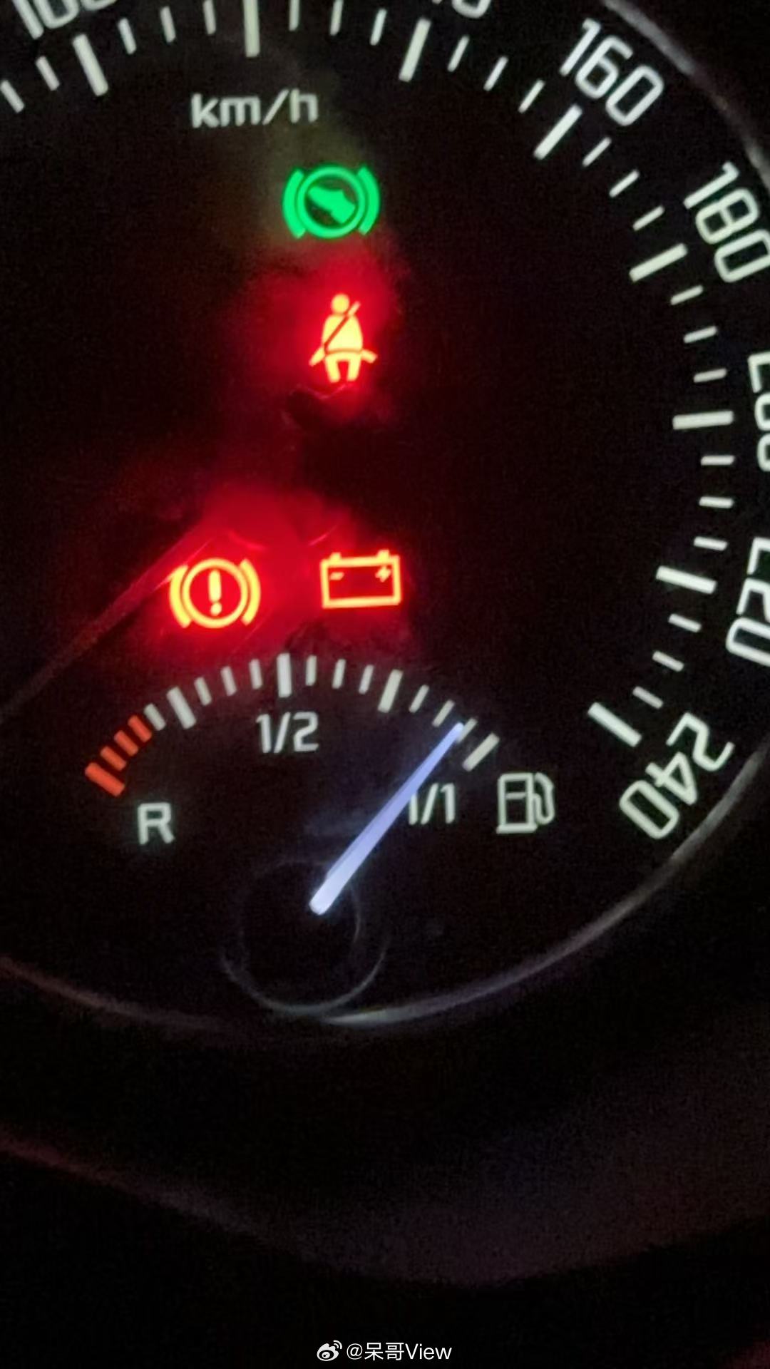 油价飙升加油站变大型停车场，今天这油量没必要去排队了，我将暂停出行直到下一次降价