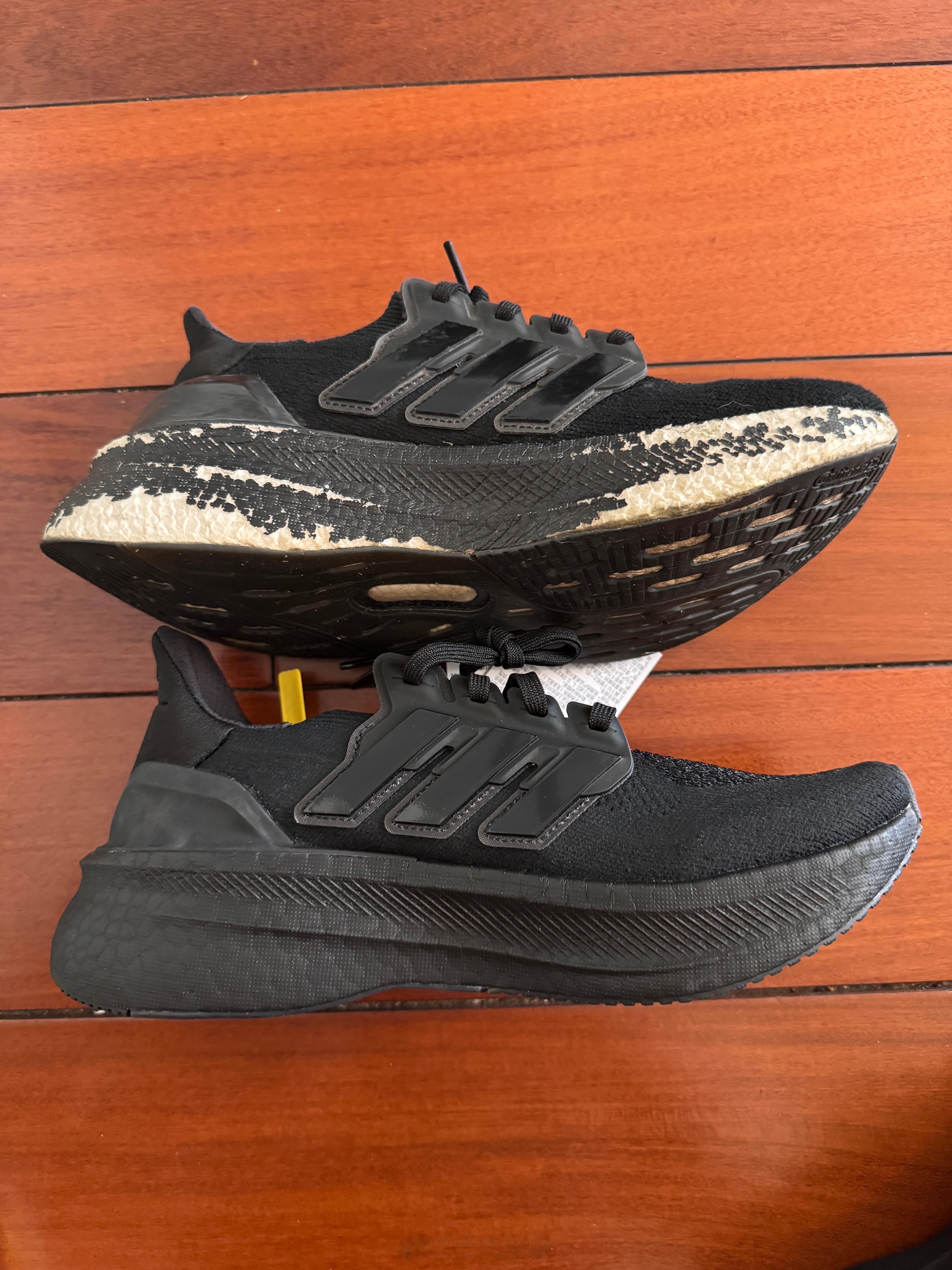 上面这只鞋是一年半之前买的下面这只鞋是新买的不愧是全家最费鞋的 jiojio 