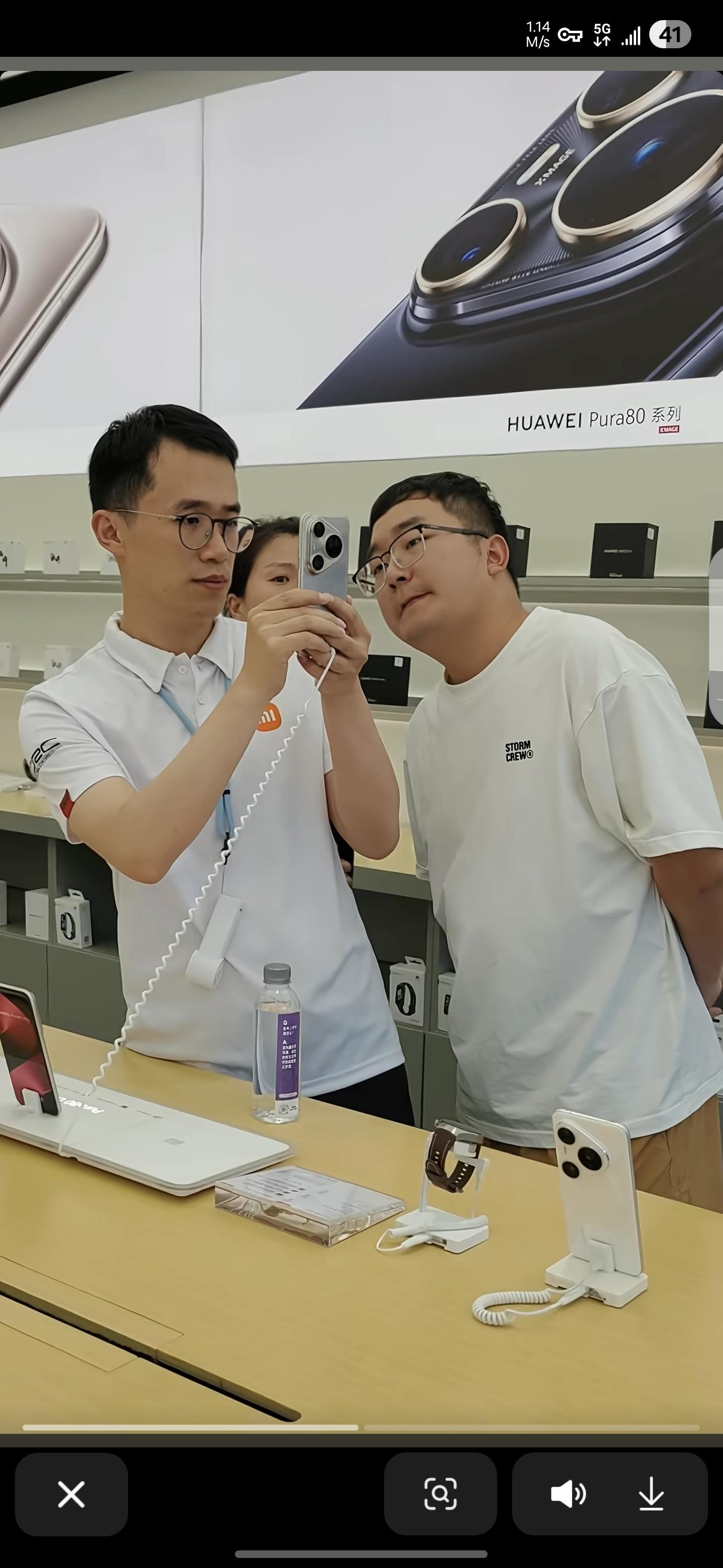 哈哈王腾亲自下场去华为门店体验华为Pura80 UItra[偷笑][doge] 