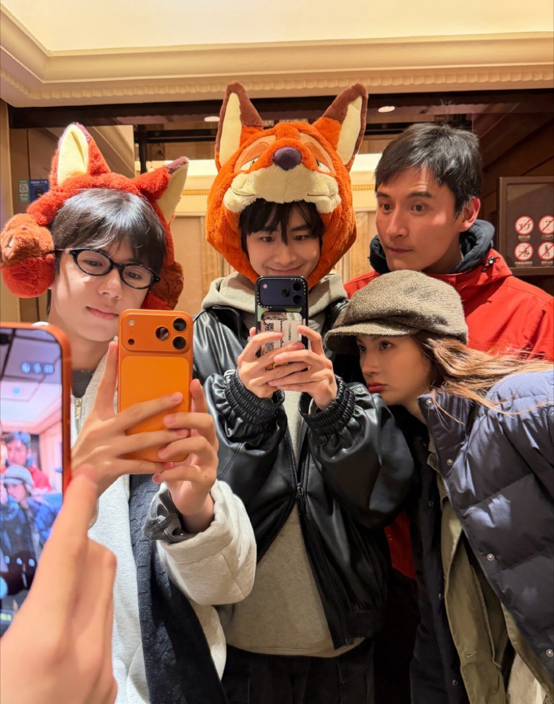 金晨玩得开心～有什么好玩的项目说出来我们听听迪士尼公主回迪士尼啦