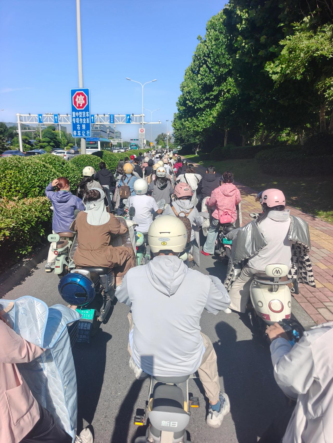 随着雪山万科城的交付入驻，加上中新国际城，中新锦绣天地，春江郦城，这几个大型社区