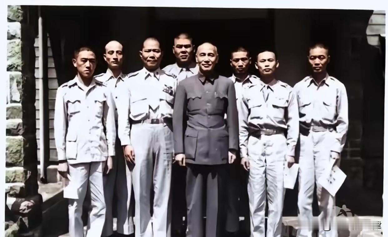 1949年惊险叛逃：6名被俘国军夺机掳走3名解放军，抵台受蒋介石亲自接见
 
1