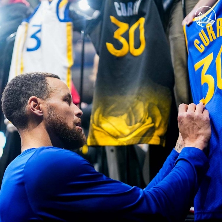 [心]追梦谈库里的影响力表示：“当我们征战客场的时候，总能感受到一种在主场的感觉