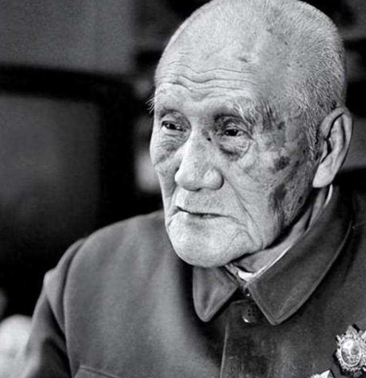 1941年延安，毛主席去食堂时，一个人拎着削尖的木棍朝毛主席后脑勺刺去，千钧一发