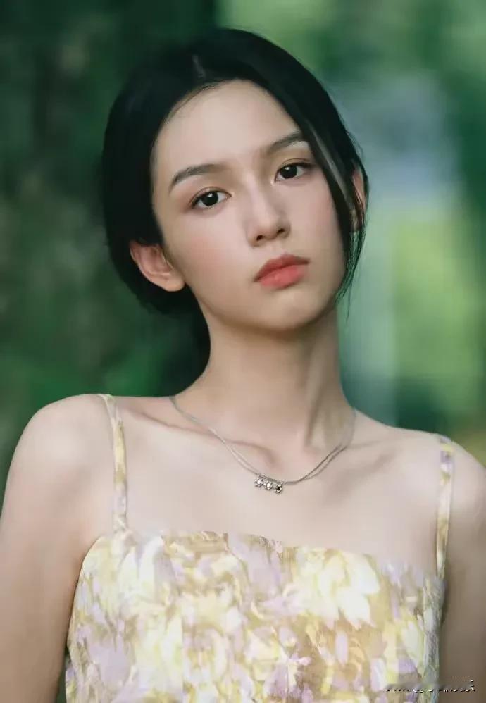 她一出道就被认为赛过刘亦菲，川妹子确实水灵灵，五官精致，皮肤白嫩，身材苗条，就连