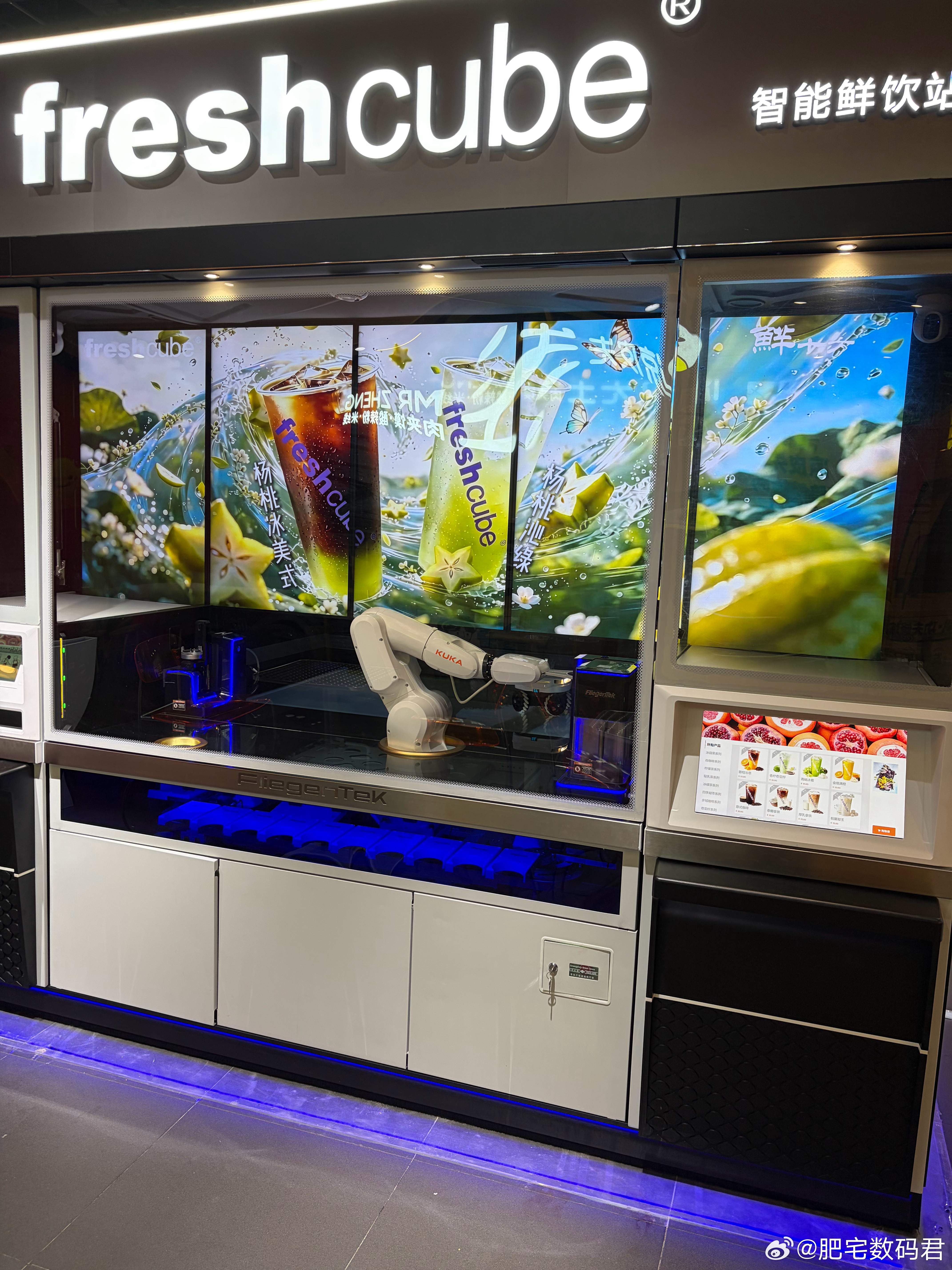 现在开饮品店连人力成本都省了，点单之后全程机器操作 