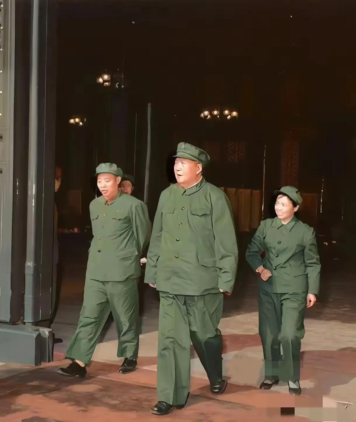 【迈步之间，山河动容】那帧定格历史的照片，至今仍在时光长河中熠熠生辉——毛主席身