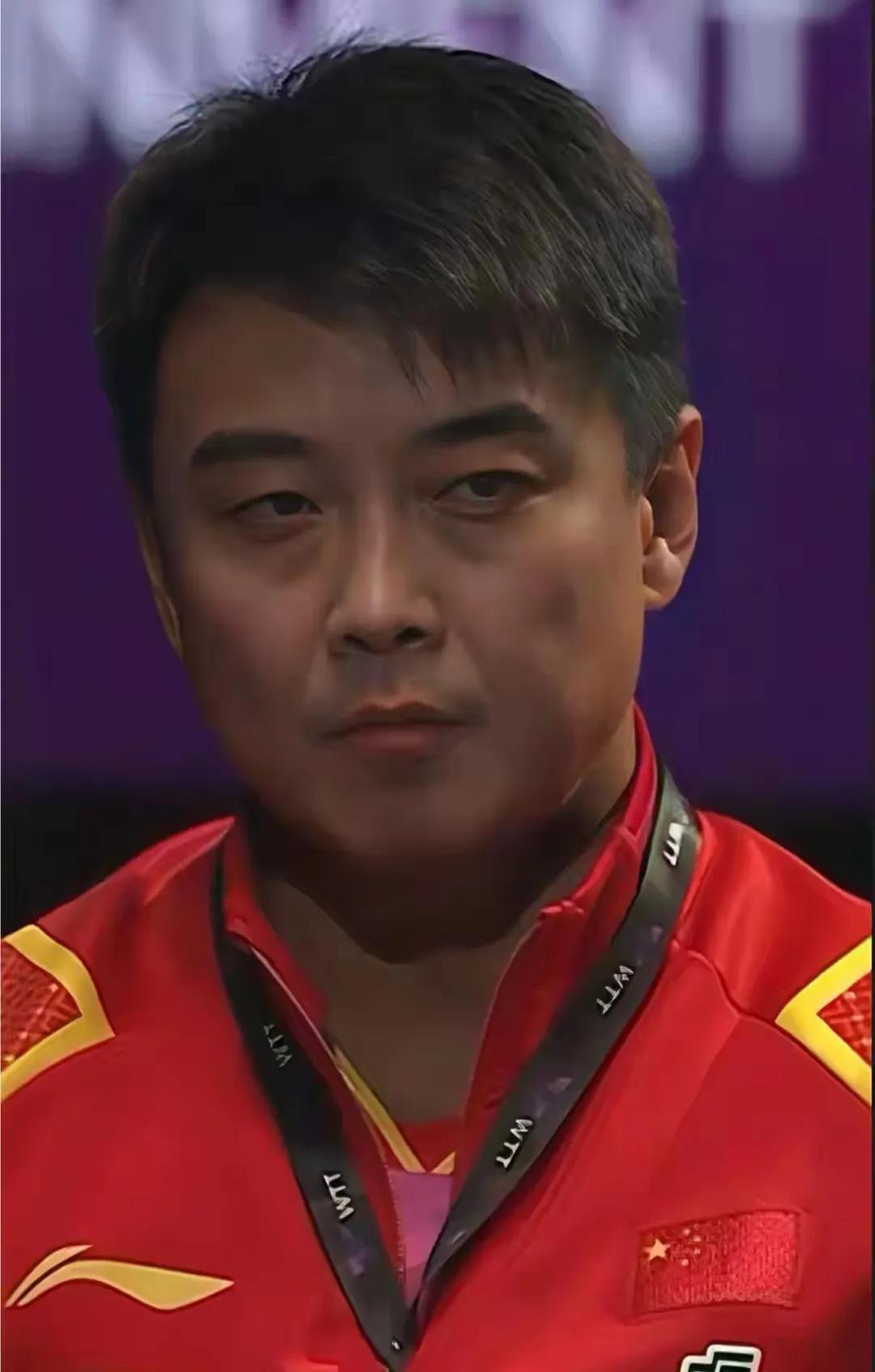 哎呀妈呀！梁靖崑这脸色黑的，跟锅底似的😨，眼神死盯着大胖，WTT澳门站八分之一