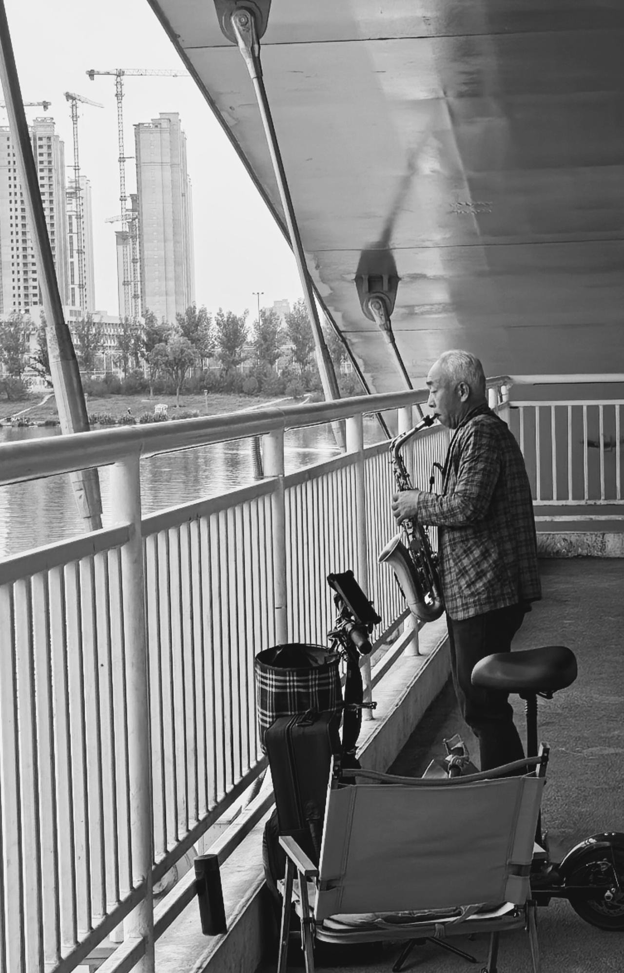 萨哥斯的风，是喧嚣城市中的诗。老人的萨哥斯是他的航标，老人用独特的旋律与水对话，