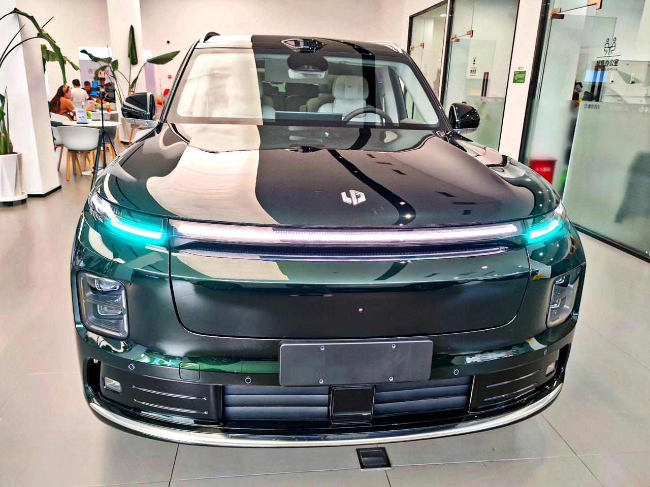 豪华旗舰SUV《零跑D19》
   零跑D19是旗舰D平台首款全尺寸SUV，20