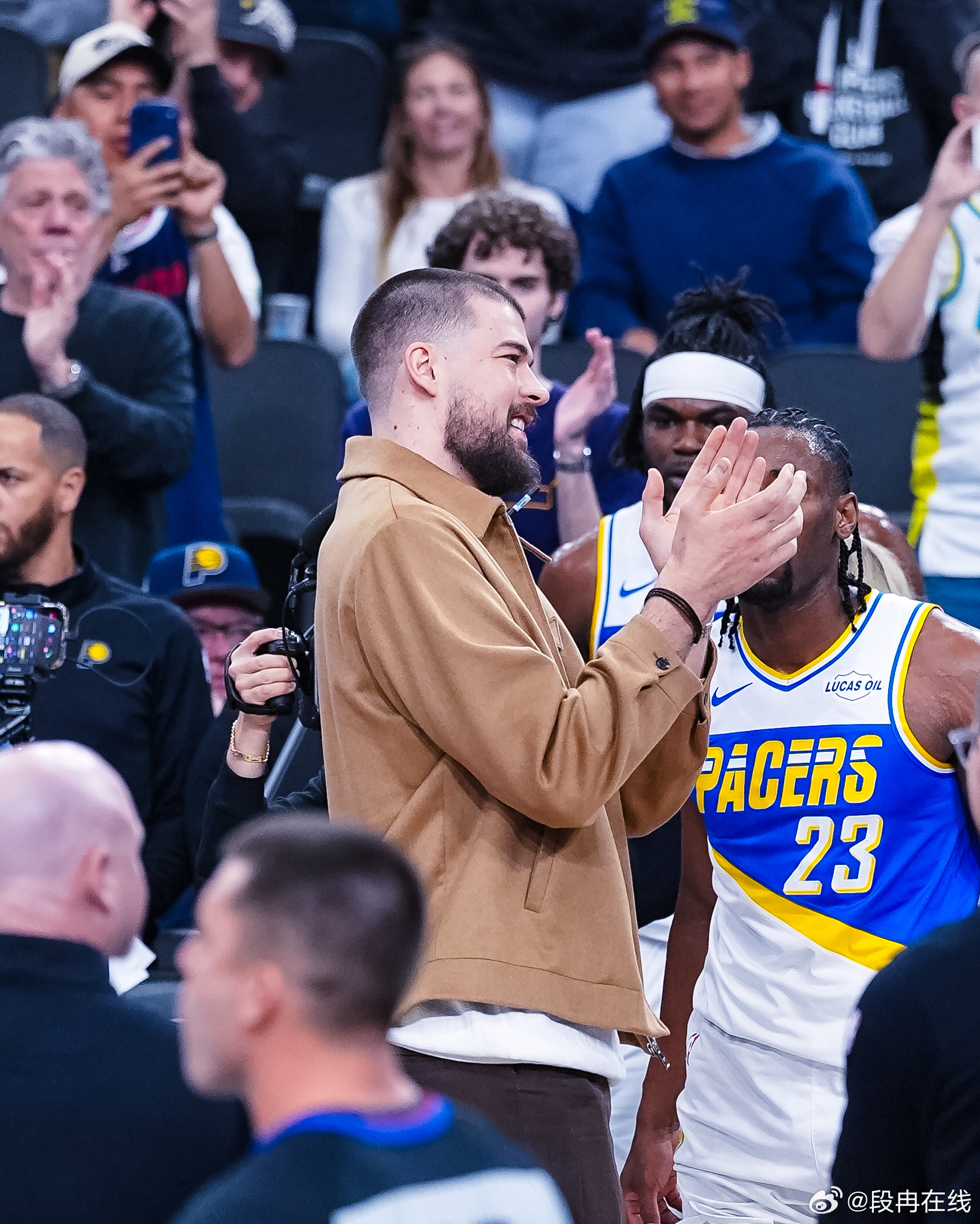 步行者vs快船 祖巴茨和布朗在交易后首次回到快船主场，快船专门给两人的更衣柜做了