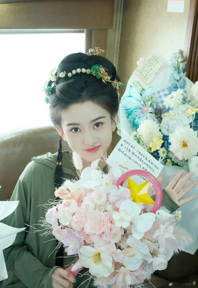 宋祖儿《表妹万福》中甄嘉芙妆造惊艳亮相！那甜美灵动的模样，仿若从画中走来，可可爱