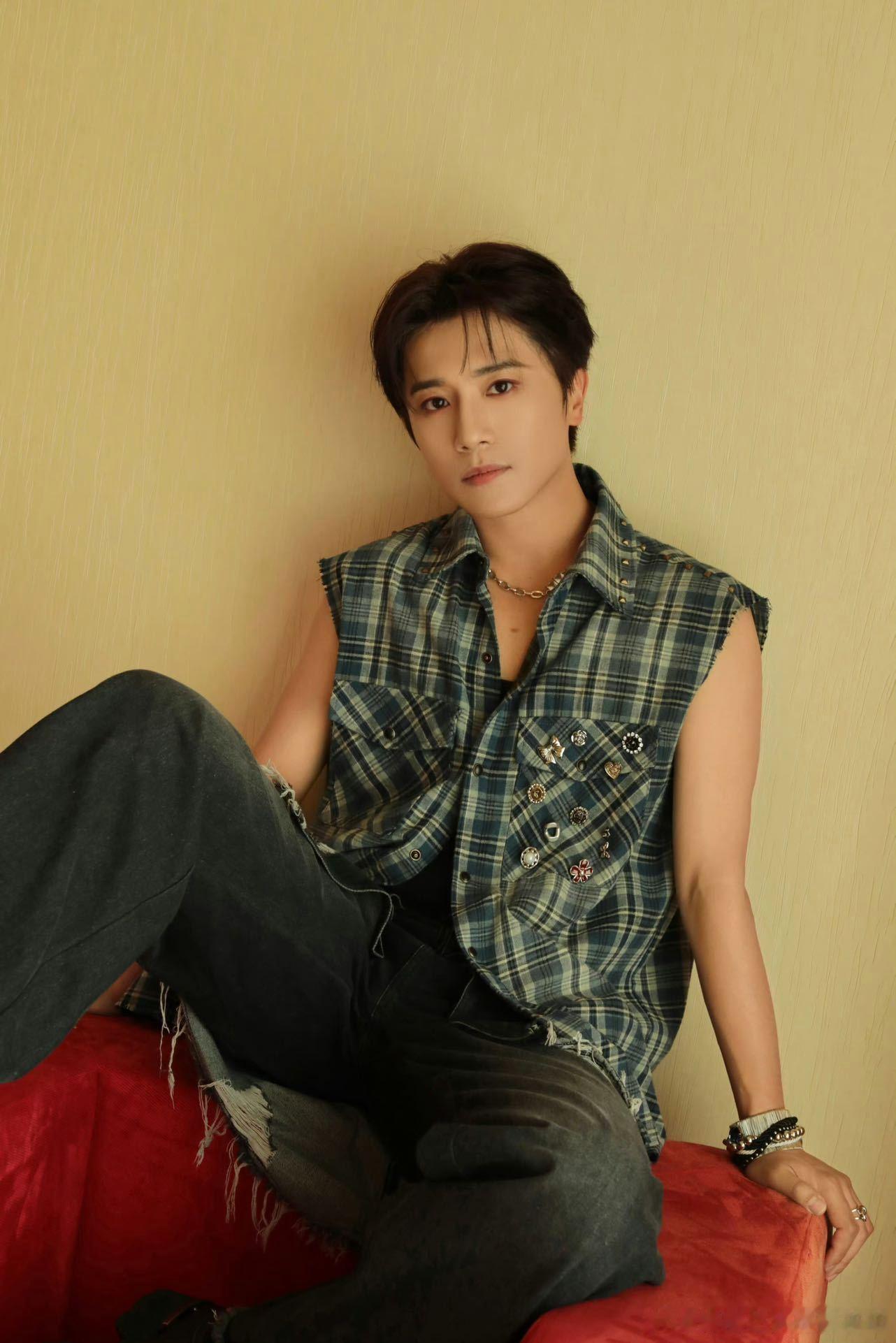 #伯远上初二时给快男投票#没想到伯远也喜欢看快男，一期不落还投票，真的是超级粉丝