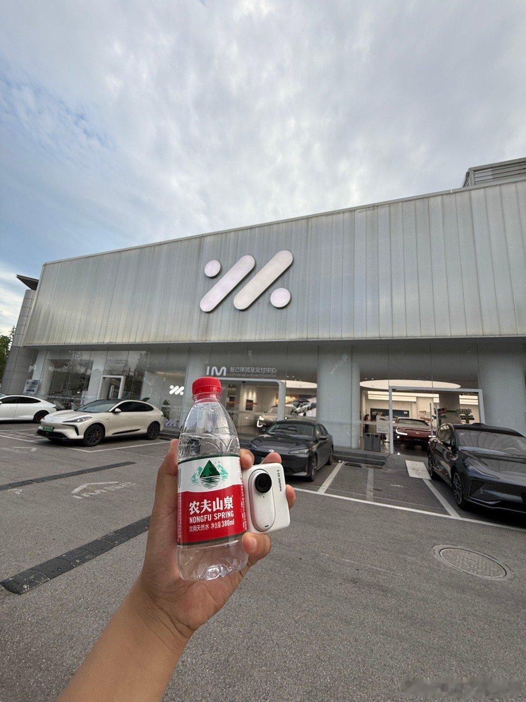 回南京华海智己店把车定了！全新智己L6 前几天拍了一期后就被这个车种草了，回到家