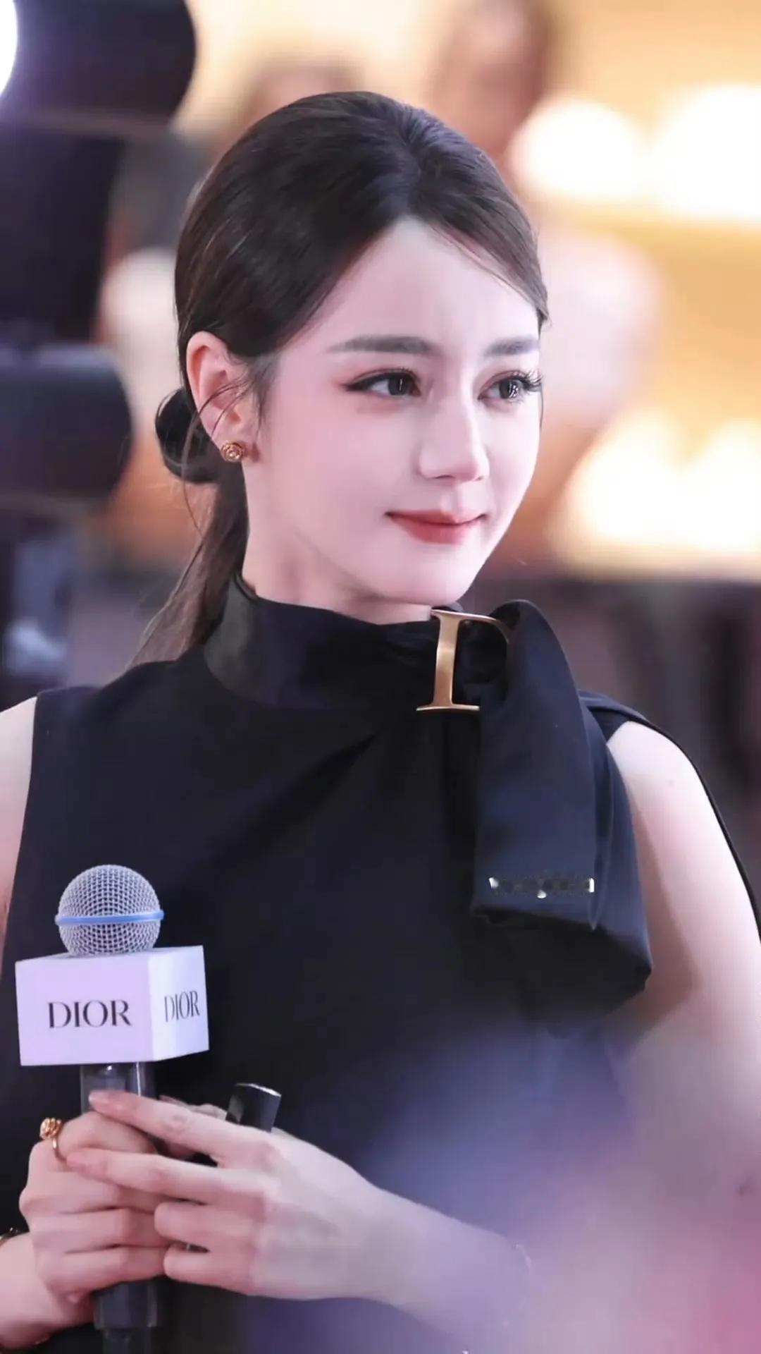 迪丽热巴现身南京Dior线下活动，现场人气直接拉满。镜头里她笑意盈盈，灵动鲜活的