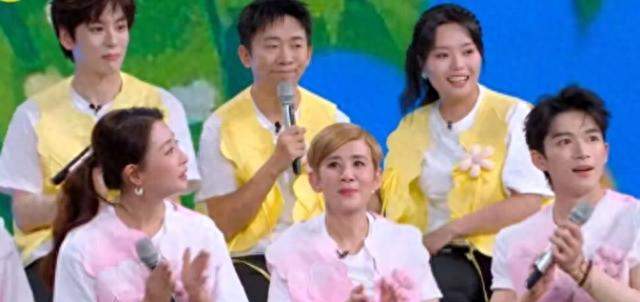 花少团上《你好，星期六》，邓为缺席，周冬雨当“卧底”太明显！