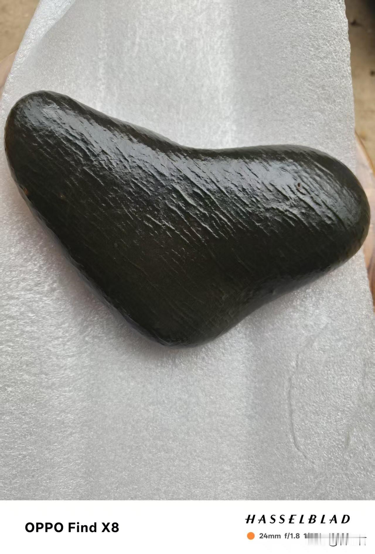 真正的陨石究竟长什么样？不同类型的陨石具有不同的特征。铁陨石堪称收藏界的“宠儿”